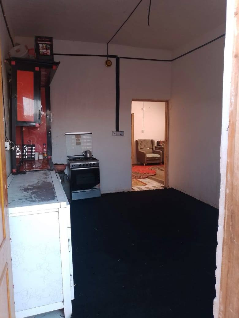 سلام عليكم من رخصت الدمن بيت لبيع المساحه  200متر البيت  زراعي سند 35يتكون البيت من ستقبال  وغرفتين وصاله ومطبخ وكراج سياره وحديقه وصحيات  البيت جديد صاله شهرين من كمل العلوان بغداد بل باويه يم قريت عبد العوده يم ومضخه مال مي بشارع بيت حطاب عرض الشارع 10متار  سبيس الشارع السعر 40وبي مجال بصيط الرقم ***********متواجد عله واساب  الخط متوقف  ومتواجد عله الفيس المو شراي لا يتعبني وتعبه
