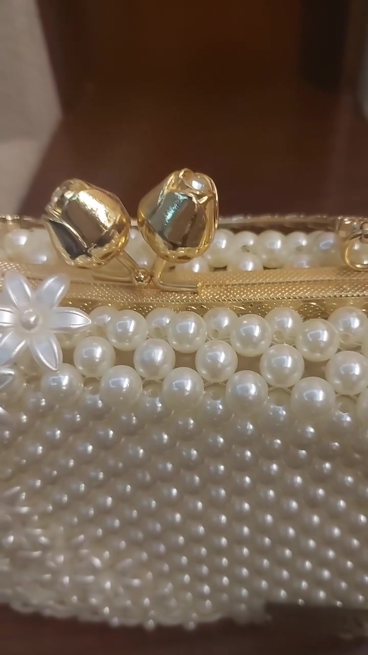 ​💎 كل قطعة حكاية.. وكل تفصيلة بتلمع!
عارفة الشعور لما تلبسي حاجة وتحسي إنها معمولة عشانك أنتِ وبس؟ هي دي بالظبط فكرة الشنط الهاند ميد اللي بنقدمها لك. 😉✨

​شنطتنا الجديدة مش مجرد إكسسوار، دي قطعتك الفنية الخاصة. صممناها بكل حب وغرزة غرزة عشان تناسب رقتك، وزيناها بـ "فريم الماسة" الخيالي اللي هيخطف الأنظار من أول نظرة ويضيف لمسة ملكية على أي طقم.

​🌟 ليه الشنطة دي لازم تكون في دولابك؟

​تفاصيل ملكية: فريم الماسة بيعكس الضوء بشكل يجنن وبيدي الشنطة فخامة و"برستيج" خاص.

​شغل يدوي 100%: جودة ومتانة هتعيش معاكي العمر كله، لأنها اتصنعت بصبر وإتقان.

​مساحة ذكية: حجمها مثالي يشيل كل حاجتك المهمة وفي نفس الوقت تفضل شيك وخفيفة.

​تميز لا يتكرر: لأنها هاند ميد، فـ القطعة اللي معاكي مفيش منها اتنين بالظبط!

​🛍️ تميزي واخطفي القلوب في مناسبتك الجاية!

الشنطة متاحة الآن بألوان ومقاسات مختلفة تناسب ذوقك.

​📥 مستنية إيه؟ ابعتيلنا رسالة دلوقتي على الخاص (DM) واختاري لونك المفضل، والحقي العرض الخاص بـ "فريم الماسة" قبل نفاد الكمية! 👑✨

​#هاند_ميد #شنط_هاند_ميد #فريم_الماس #أناقة_وجمال #صنع_بحب #موضة_2026 #هاند_ميد #خرز_مستورد


**إذا كنت صاحب هذا الإعلان وتريد حذفه لأي سبب، رجاءا أرسل رسالة إلى الدعم الفني**