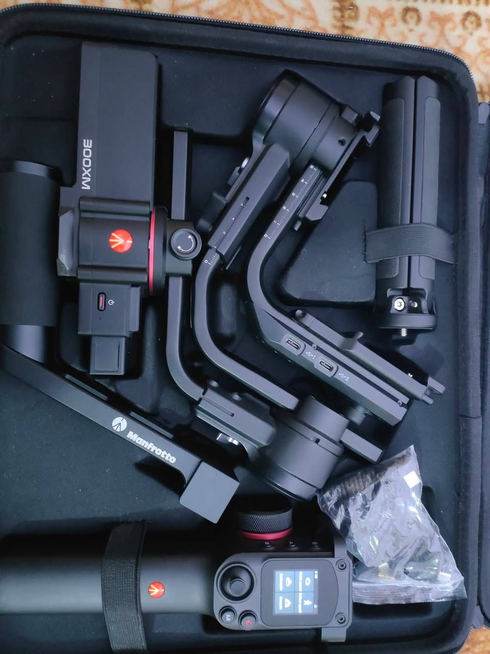 كمبل  مانفروتو (Manfrotto MVG300XM Modular Gimbal). 

يتميز بتصميم معياري مع مقبض قابل للفصل يمكن استخدامه كوحدة تحكم عن بعد.

 يدعم كاميرات (CSC) و (DSLR) بوزن يصل إلى 3.4 كجم.

شاشة LCD تعمل باللمس لسهولة اختيار الإعدادات وذراع تحكم (Joystick) لحركات الحامل.

ذاكرة نقاط توازن ونقاط علام (Position memory red dot) لتسهيل الإعداد.


**إذا كنت صاحب هذا الإعلان وتريد حذفه لأي سبب، رجاءا أرسل رسالة إلى الدعم الفني**