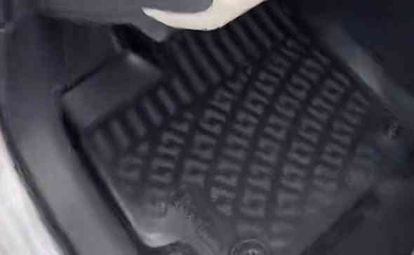 ارضيات  كورلا صيني شكل امريكي مال شركه رزلاين اصليات وبيها ختم مال شركه وليعرف جودتها يقيمها لان كعدتها وشكلها روعه اخذتها قبل شهرين بعت السياره ورجعت الاصليات مال سياره وهسه ذني اريد ابيعها اشتريتها  ب 80 الف اريدها قفل 40 الف نص قيمتها مكاني العامريه 
***********
