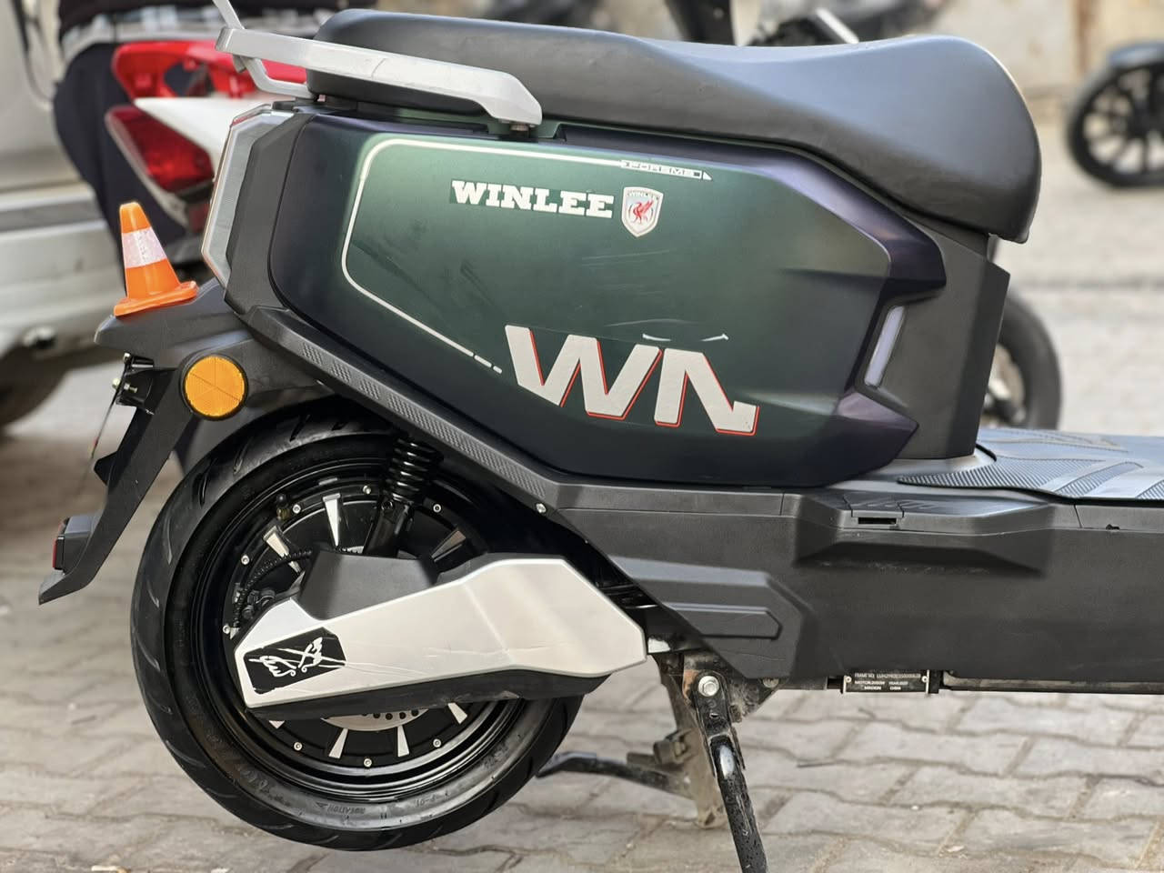 صاعقة
دراجة جديدة جداً 
ومابيها اي نقص 
وشرط البطاريات تفحصهم وين ميعجبك 
كلشي شغال بيها 
بيها هواي مواصفات 
معروفة مواصفاتها ميحتاج اذكرهم 
6 بطاريات كبار 
نظام 3 سرعات 
مكاني بغداد 
للاستفسار 
***********
