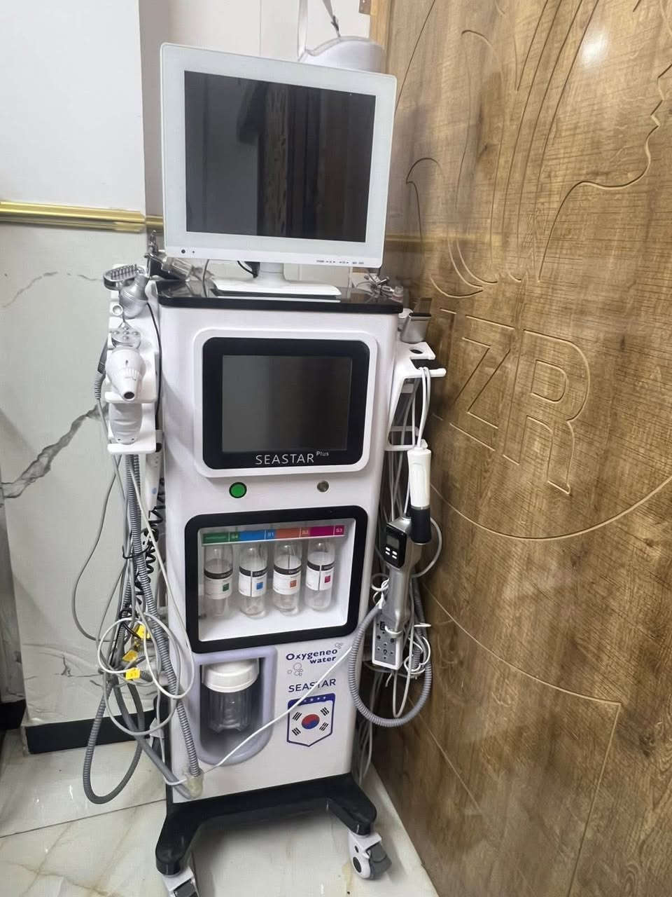 مركز تجميل 
أجهزه حديثة جداً 
أستخدام قليل جداً
موقع شغال موجود ه الوصولات خلال الأشهر 
جهاز ليزر كانديلا أصدار ٢٥
ليزر أزالة وشم مع كاربوني مع أزالة تصبغات 
وجهاز هايدروفشل ٢٥ هاند مع كامره فحص بشره 
مع غرفة صالون متكامل بدكير ومنكير 
وموجود گادر 
مدينة الصدر قطاع ١٠ 
على الشارع العام 
فوق صيدلية نقاء الذهب 
لتواصل واتساب ***********
