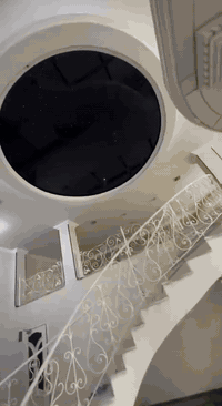 لأول مرة في الجنوب يعلن معرض كاكه مروان عن توفير وتُصنع……..
 الأسقف الفرنسية الاسترتش سيلينج من غشاء بولي فينيل كلورايد (PVC) عالي الجودة يُشد حراريًا فوق هيكل من الألومنيوم. من مواصفاتها الرئيسية: مقاومة للرطوبة والحرارة حتى 80 درجة مئوية، متانة عالية، وسهولة في التركيب والتنظيف. كما أنها تتوفر بأنواع مختلفة (مط، لامع، مطبوع) وتُستخدم لإخفاء عيوب السقف الأصلي وإضافة لمسة جمالية راقية ،تتوفر بمواد تركية وفرنسية.

بعيداً عن التقليد ، هذا السقف يكون بديل السقف المغربي والثانوي ،وايضاً يمكنك تبديله في المستقبل.
#للاستفسار__والتواصل
***********
***********
#معرض #decor #explorepage
