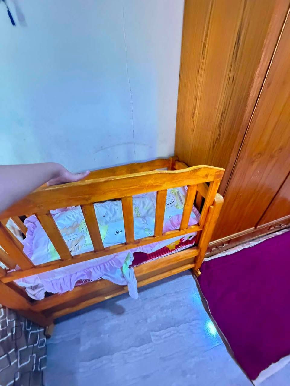 السلام عليكم
عندي تخت للبيع قبل شهرين اشتريتو بس بنتي ماتقبل تنام بينو جديد ونضيف السعر 80 بيه مجال  والله ب 100 الف اخذتونو الي يحب يستفسر يتصل عالرقم ***********
