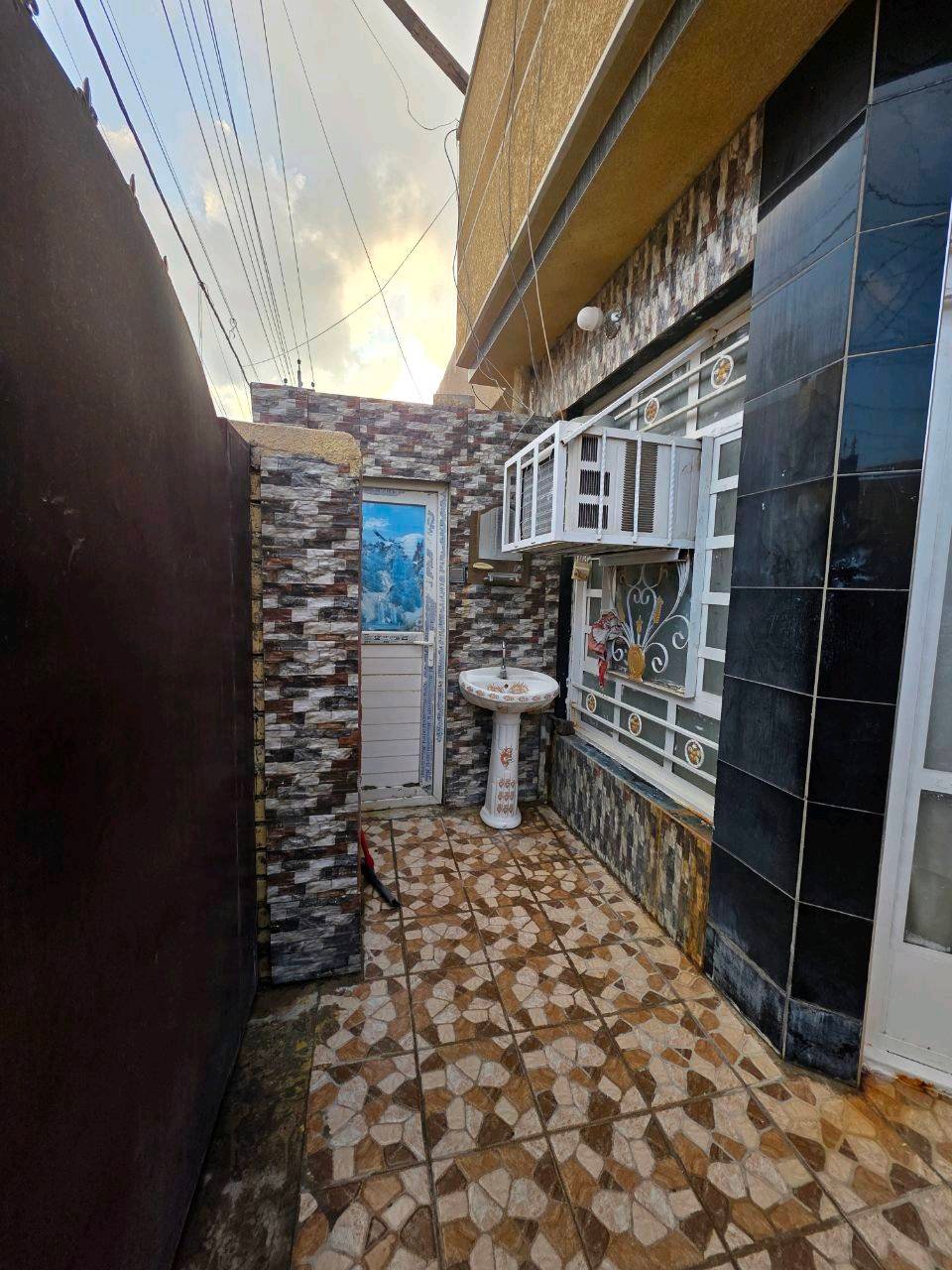 منزل للبيع في الشرطة الخامسة زراعي طابو ٢٥ بصف بيوت الطابو - بناء حديث  منزل بمواصفات ممتازة، نظيف جداً وجاهز للسكن الفوري.
​التفاصيل:
​المساحة: 100 متر مربع.
​الواجهة والنزال: واجهة 5 أمتار ونزال 20 متر.
​التصميم: يحتوي على استقبال، ممر، مدخلين، مطبخ، وصالة.
​الغرف: غرفة نوم واحدة مساحتها 5x5 أمتار (بعرض البيت).
​المرافق: حمام داخلي وآخر خارجي، بالإضافة إلى منور.
​التشطيبات:
​المطبخ والدرج وصولاً للسقف سيراميك بالكامل.
​البيت بصبغ جديد وبناء عام 2021.
​نظافة فائقة، لا يوجد رطوبة أو كاشي متقشر، ولا أي نقص.
​السطح معزول بالايزوكام.
​الخدمات: كهرباء 3 فيز مع ميزانية خارجية مرتبة وسلكترات بيها وميزانية أخرى في المنور ايضا ثري فيز، وكافة الخدمات كاملة (مجاري وغيرها).
​الموقع: الشرطة الخامسة، قرب حسينيه السيدة رقيه.
​السعر: ٩٠ مليون دينار عراقي (قابل للتفاوض).
للاستفسار الاتصال على الرقم 
***********