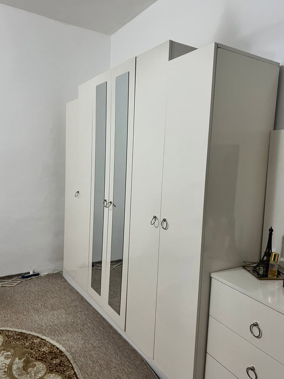 غرفه ولاديه نفر واحد سعر 350 الف مجال بسيط عنوان دهوك 
معا ميز توليت فنصور 6 ابوب رقم الهاتف *********** 
واتس موجود
