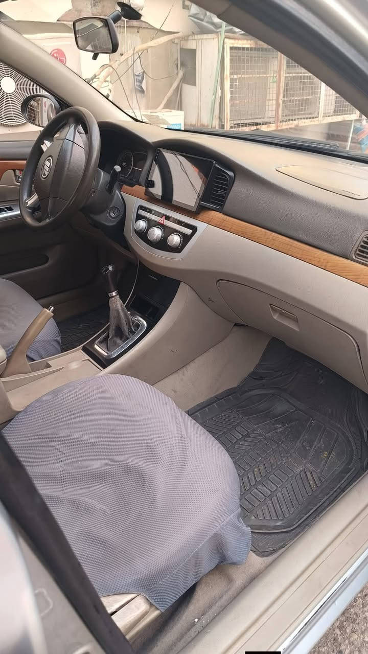 السلام عليكم 
سيارة ليفان حجم 620 موديل 2012
السيارة بيها ضربة بجاملغ الامامي من جهة النفر
كير ومحرك شرط تبريد تدفئة كله شغال
السيارة وضع شركة كابون بانزين بيها
هزة وسنوية الى 2030 باسمي
السيارة بيها تقحيل بوند وسقف وصندوق
لون الرصاصي هو هشكل كله يقحل
السعر (48 ورقة ) وبيها مجال


**إذا كنت صاحب هذا الإعلان وتريد حذفه لأي سبب، رجاءا أرسل رسالة إلى الدعم الفني**