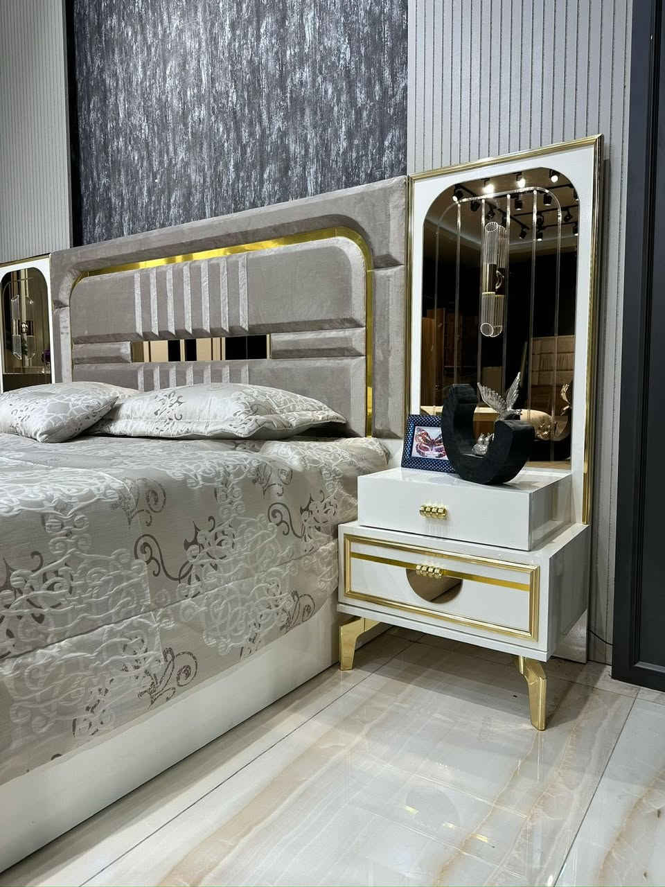 تم وصول
موديل اسيل  مودرن
ملاحظه مرايا الميز تواليت بيه اناره
*10 قطع*
برغي وجوي حديد✅
ظهر بلوك 8 ملم✅
سرير دبل جك✅
مجرات تحت الكنتور✅
الجام فول برونزي✅
كنتور رفوف 
♦️كنتور 340 ملحق
♦️ميز تواليت 145 cm
♦️ كومدي عدد2, 60سم ظهر عالي اناره💡
♦️سرير200 سم*180سم
♦️مرايا قيافه
♦️شازلون 
♦️طابورية
♦️دراور
السعر مليون و٦٥٠ الف دينار عراقي🇮🇶معمل اصلي
 
تركيب مع توصيل 🚚 مجانا ❗️❗️مجانا❗️❗️

للطلب من المتجر واتساب 📲
***********📲
او مراسلت الصفحه💁
