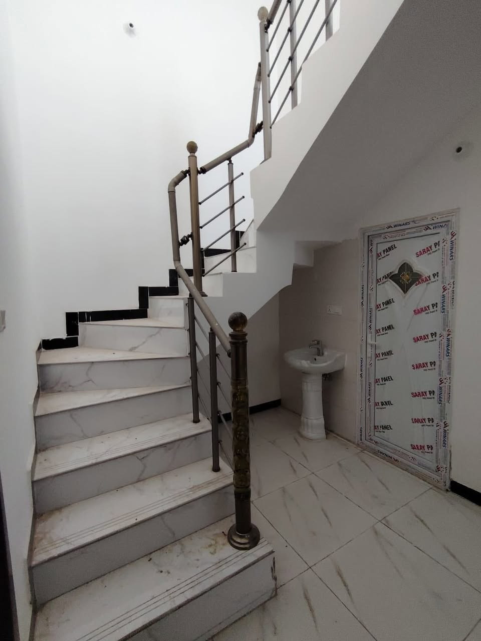 دار سكن للبيع جديد ما ساكن بيه اي احد لسى فارغ موقعه بمجمع سفير الحسين في الكوفة المساحة 200 متر (جاهز للسكن) … ارقامي : 
*********** / ***********
