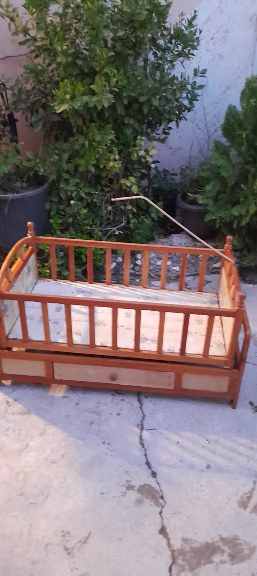 تخت هزاز وعربانة اطفال سعرهم 55 تلفون ***********
