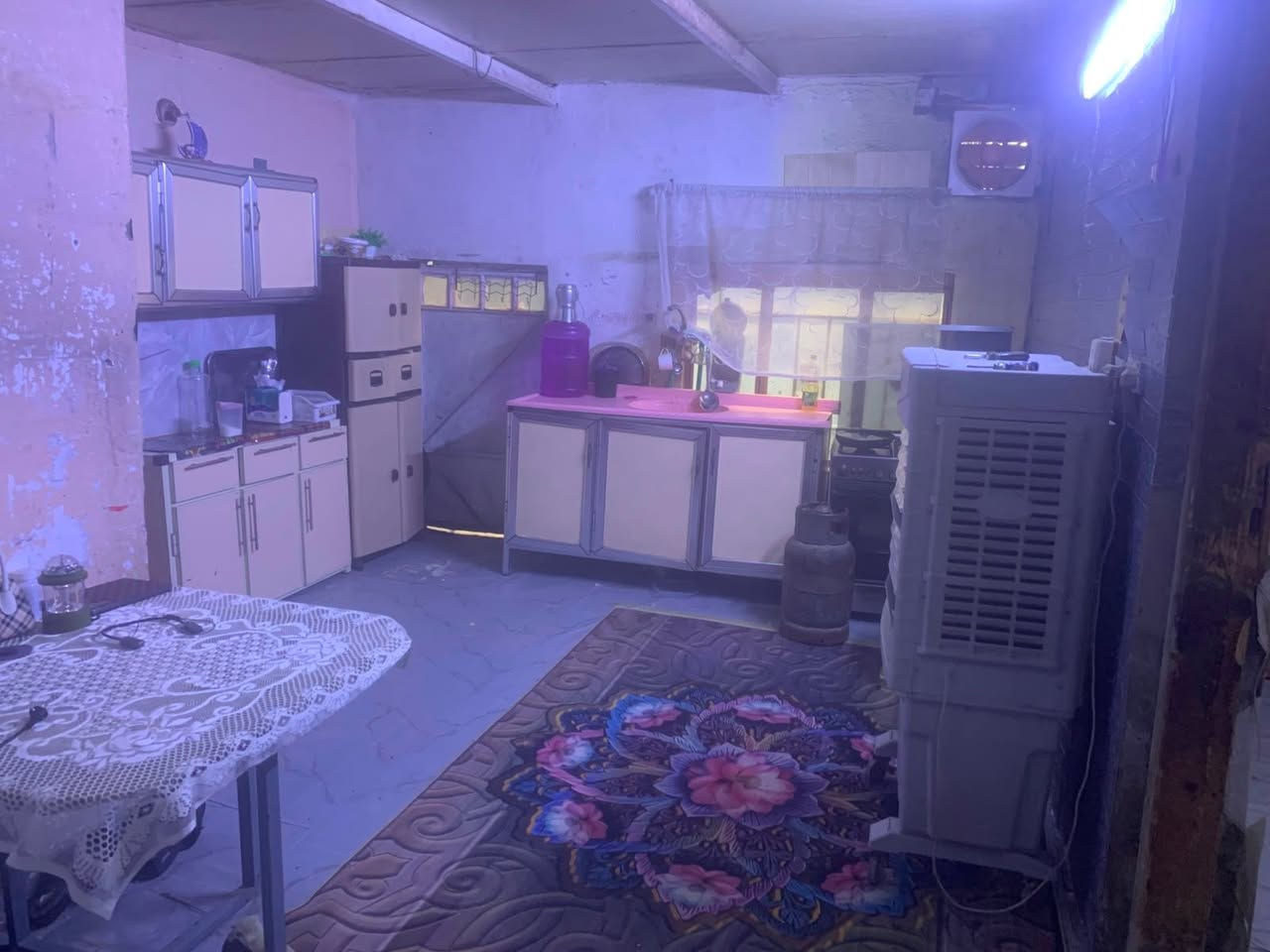 بيت تجاوز مساحة 100 10 في 10
غرفة النوم 4 في 3 الغرفة 
الثانيه 3في3 
الاستقبال 3في 5  
الصالة 6.5 في 3.5 
حمام داخلي 3في 120
سقف سندويش 
العنوان العبيدي خلف عباس البنجرجي ***********
