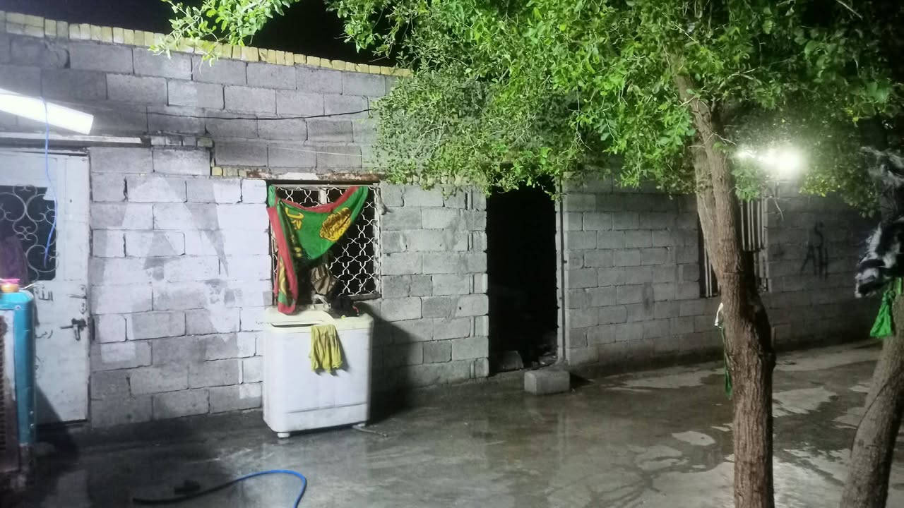 بيت حواسم للبيع مساحه ٣٠٠ وهيكل ما كامل ويا البيت بلحسينيه بشارع ابو علي المضمد سعره ١٠ وبي مجال شراي تصل***********
