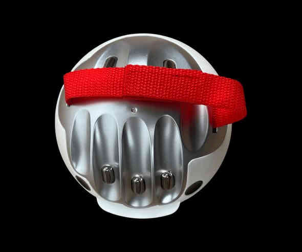 لعبة جهاز كشف الكذب – المتعة والإثارة في كل سؤال!
السعر: 18 الف 
توصيل لجميع المحافظات 
رقم لتواصل: ***********
الاستخدامات:

لعبة جماعية ممتعة للتحدي بين الأصدقاء والعائلة.

مثالية لحفلات السهرات والتجمعات لإضافة أجواء من المرح والضحك.

مناسبة للألعاب التفاعلية مع الأطفال والكبار (فوق 12 سنة).

تساعد على كسر الروتين وخلق أجواء مليئة بالمفاجآت.

المميزات:

تصميم عصري مع أضواء LED ومؤشرات لقياس مستوى "الكذب".

وضعين للعب:

1. الوضع الكهربائي (Current Mode): يعطي صدمة كهربائية خفيفة عند الكذب.
2. وضع الاهتزاز (Vibration Mode): يهتز بقوة عند اكتشاف الكذب.

صوت وموسيقى لإضافة جو من الترقب والتشويق.

مزود بأشرطة تثبيت لضمان ثبات اليد أثناء اللعبة.

يعمل ببطاريات 3 × AA (غير مرفقة).

محتويات الصندوق:

جهاز كشف الكذب.

دليل استخدام يوضح خطوات التشغيل.

غلاف مقاس: 23 × 18 × 10 سم.

ملاحظات:

اللعبة للتسلية فقط وليست جهازًا علميًا دقيقًا.

غير مناسب للأطفال تحت 3 سنوات لاحتوائه على أجزاء صغيرة.

غير مناسب للأشخاص الذين يعانون من أمراض القلب أو ارتفاع ضغط الدم.

يجب استخدامه بحذر، والتقيد بالتعليمات المرفقة.
