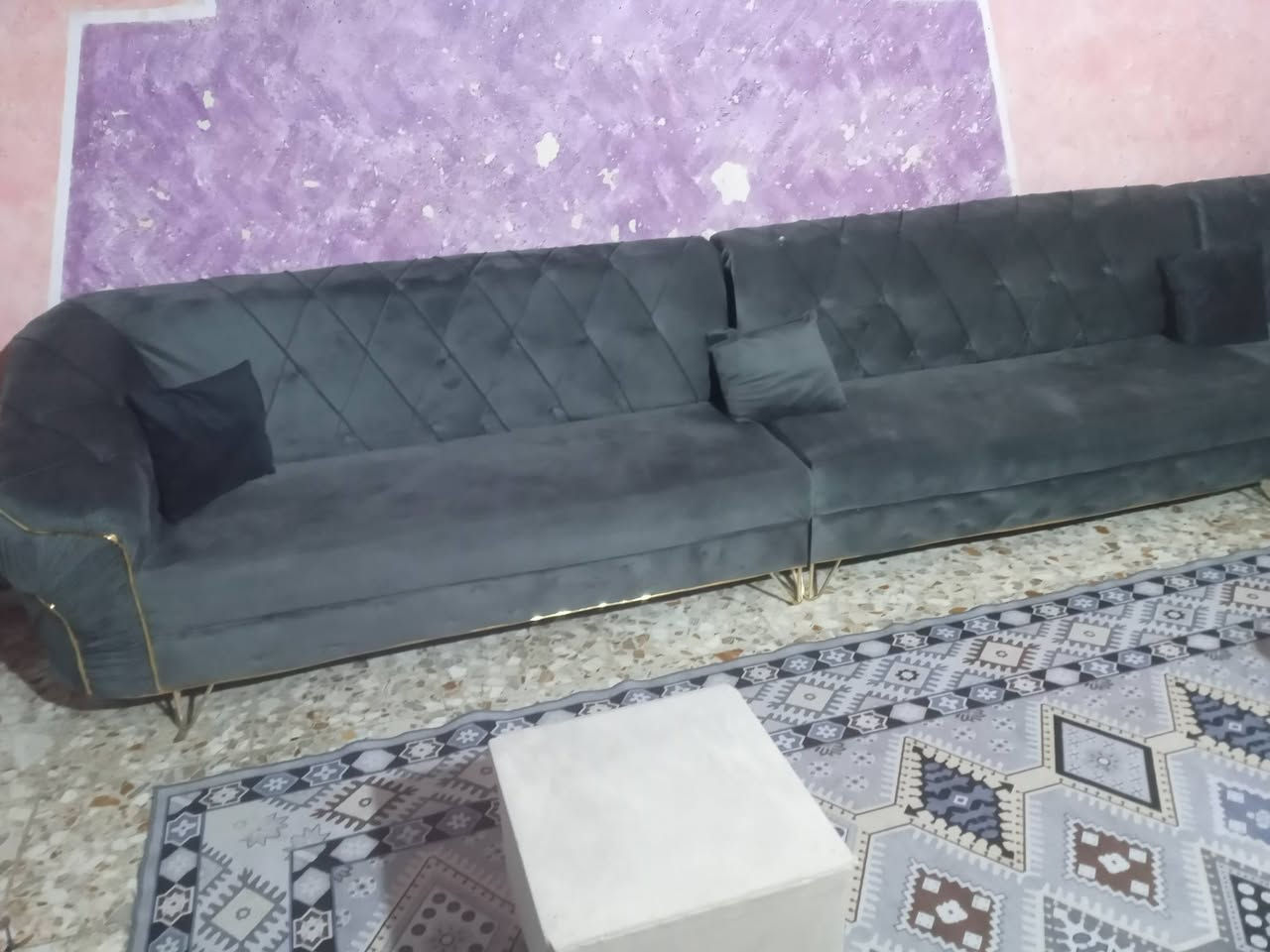 السلام عليكم للبيع ديوان ١١متر ونص يعني ١٨مقعد وياه كوشات وطبلات عدد٢ السعر٦٠٠وبيه مجال للتواصل***********
