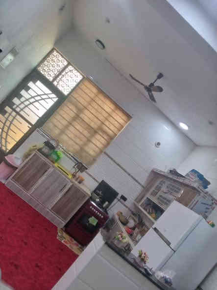 السلام عليكم دار سكني للبيع مقاطعه 830 حي النور 

المساحه 100 مربع 10 *10  بصف الركن مقابل خدمات 

بناء طابوق حديث سنه 2025 

يحتوي على غرفه وصاله ومطبخ واستقبال وصحيات 

موقع مميز بدايه المنطقه وقريب على الشارع 

السعر 155 وقابل للتفاوض 

للأستفسار ***********
