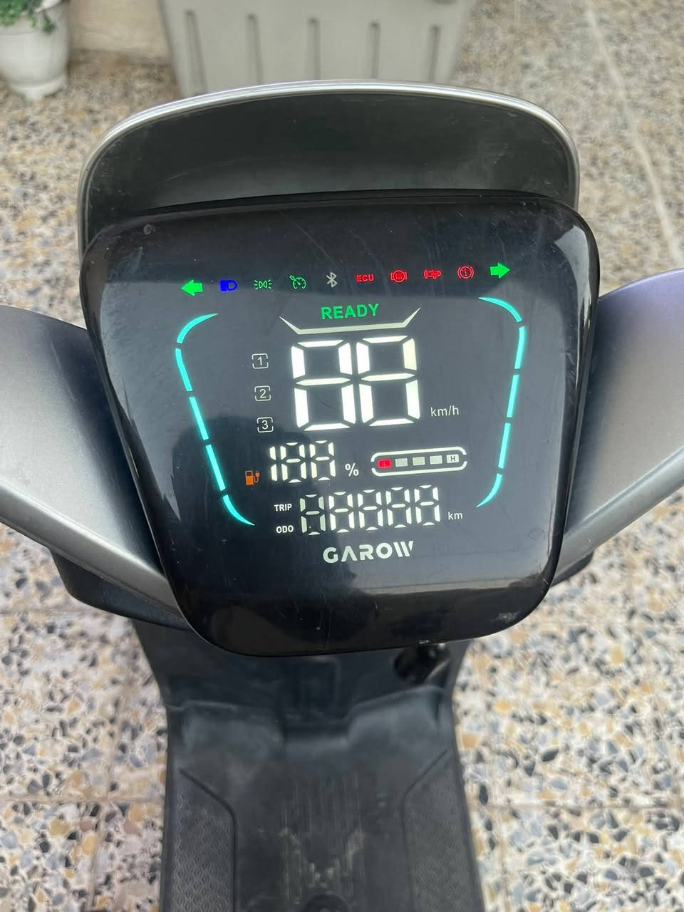 ⚡️ دراجة شحن GAROW RZ300 أصلية للبيع ⚡️
السلام عليكم شباب، دراجة شحن نظيفة جداً وبمواصفات ممتازة للبيع:
المواصفات:
 الماركة والموديل: جارو أصلية (GAROW RZ300) استيراد مباشر من الصين (صناعة متينة مو مثل العادي).
 الشاشة: شاشة رقمية دجيتال ذكية (LED) تطلعلك كل التفاصيل: السرعة، نسبة الشحن، والمسافة.
 العداد (المسافة المقطوعة): ماشية 8,944 كيلومتر فقط.
 السرعات: تحتوي على 3 سرعات (أنظمة قيادة) تكدر تتحكم بيها حسب حاجتك.
 النظام والأمان: فرام (بريك) ديسك أمامي هيدروليك لثبات عالي على الطريق.
 المظهر والراحة: لون سلفر مميز، كشن جلد مريح (خياطة دايموند) مع مسند ظهر للمقعد الخلفي.
 الإضافات: لايت أمامي LED قوي، إشارات، ومرايا جانبية كاملة.
تستعمل دلفري مال صين 
المميزات والضمان:

الاستلام من باب البيت: ريح نفسك، التوصيل والاستلام يكون مباشرة من باب البيت 
🛑 ضمان فحص يوم كامل: إلك حق تفحص الدراجة وتجربها لمدة يوم، إذا طلع بيها أي خلل أو شي ما عجبك، ترجع وفلوسك عندك

السعر والتفاصيل:
الدراجة كاملة وما تحتاج أي مصاريف
سعرها 500 قفل 
للاتصال ***********
