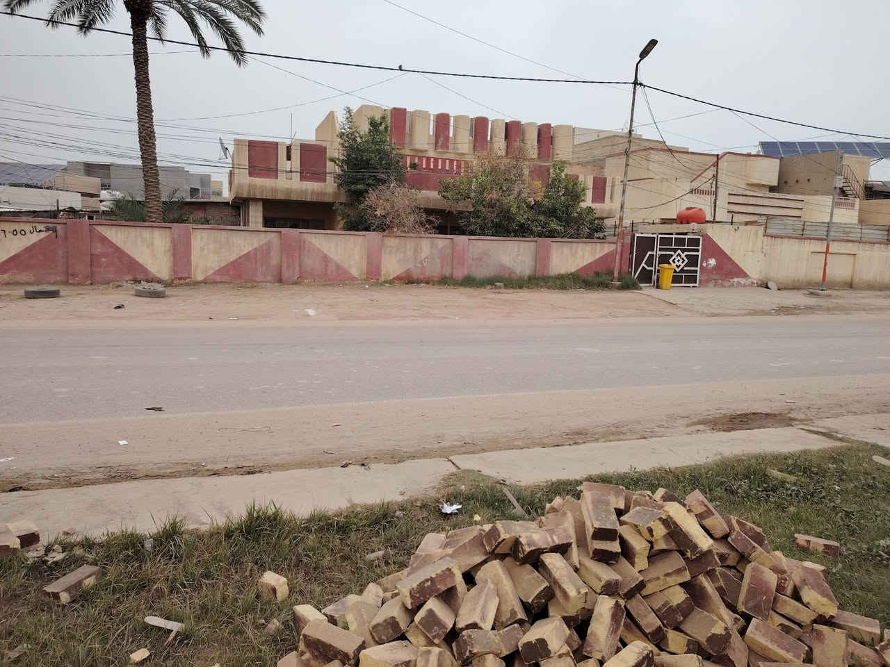 بيت للبيع طابقين ركن في الجمعيه موقع تجاري واستثمار كل خدمات متوفره طابو صرف مساحه 554 استفسار *********** مكانه راقي جدا شارع تجاري
