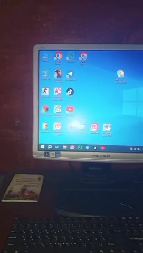 تمام، بما إن هذا *HP EliteDesk 800 G1 Tower* 
*المواصفات

*المعالج*: Intel Core i5-4570 الجيل الرابع - 4 أنوية، سرعة 3.2GHz  
*الرام*: 8GB DDR3 - هذا الشائع، بعضهم 4GB وبعضهم 16GB  
*التخزين*: 500GB HDD، أو 256GB SSD إذا مبدله التاجر  
*كرت الشاشة*: Intel HD Graphics 4600 مدمج مع المعالج  
*الباور*: 320W أصلي من HP  
*المنافذ*: 4 USB 3.0، 6 USB 2.0، HDMI، DisplayPort، مدخل DVD  

*شنو يكدر يسوي بهاي المواصفات:*
- *ممتاز*: تصفح، أوفيس، برمجة، فوتوشوب خفيف، يوتيوب 1080p
- *مقبول*: ألعاب قديمة مثل GTA V, PES 2021 على إعدادات منخفضة
- *ضعيف*: ألعاب جديد 2025-2026 إلا إذا تضيفله كارت شاشة خارجي//// البيسي كامل شاشه او ماوس اوركيبورد يجي.وياه سعره 100 الف


**إذا كنت صاحب هذا الإعلان وتريد حذفه لأي سبب، رجاءا أرسل رسالة إلى الدعم الفني**