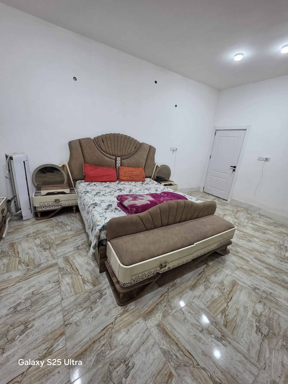 للبيع غرفه اخشاب تركيا فوق الدرجه الاولى جويات حديد 10 قطع باب سلايت الغرفه صايره ب20 ورقه  وهسه عارضه ب8 ورقات وبيه مجال بسيط بسبب البيع ضيق المكان حولت مكان اصغر وماتخدمني الشراي يتصل مكاني كربلاء سياحي قرب بانزين خانه الجوهره ***********
ملاحضه بيه فقط كسر في جراره ميز المرايه
بقيه الغرفه اخت الجديده كربلاء, العراق
