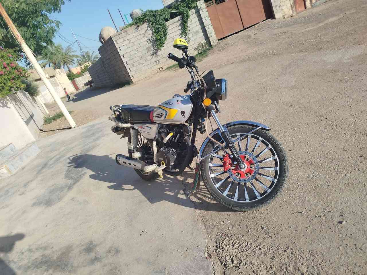 السلام عليكم 
من رخصه الادمن 
#دراجه سونـك
موديل 2025
محرك 200cc اسود
اللون رصاصي 
اوراق: كارتونية
كفاله عامه 
ما ناقصه اي شي مكينه ناعمه
مكانها سنسل 
السعر 800 وبيها مجال 
للستفسار:   خاص
  او على رقم الهاتف:  ***********
