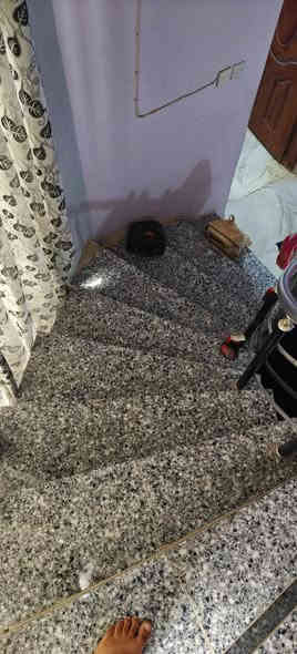 بيت بناء جديد مساحة 200م فيه كراج ومجموعه صحيه في الامام مدخل استقبال 4×6 مطبخ 5×4هول 5×9 درج دوار غرفيتين ومجموعه صحيه في الطابق السفلي
غرفتان نوم ومجموعه صحيه وغرفتان تحت الانشاء في الطابق العلوي
البيت صب كونكريت من الاساس والراباطات والسقف كهرباء وماء دفن مجاري  خظ انترنيت الارضيات سيراميك المطبخ والمجموعات الصحيه كلها سيراميك يبعد عن التبليط 60متر 
في حي الزهراء خلف المعهد الفني  السعر 150قفل 
للاستفسار الاتصال على الهاتف ***********
