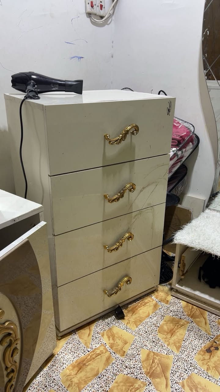 غرفه تركي للبيع جبيره كولش 9 قطع وياها شازلونه وزاويه جبيره وطبله + غراضها الناقصه موجوده كولهم


**إذا كنت صاحب هذا الإعلان وتريد حذفه لأي سبب، رجاءا أرسل رسالة إلى الدعم الفني**