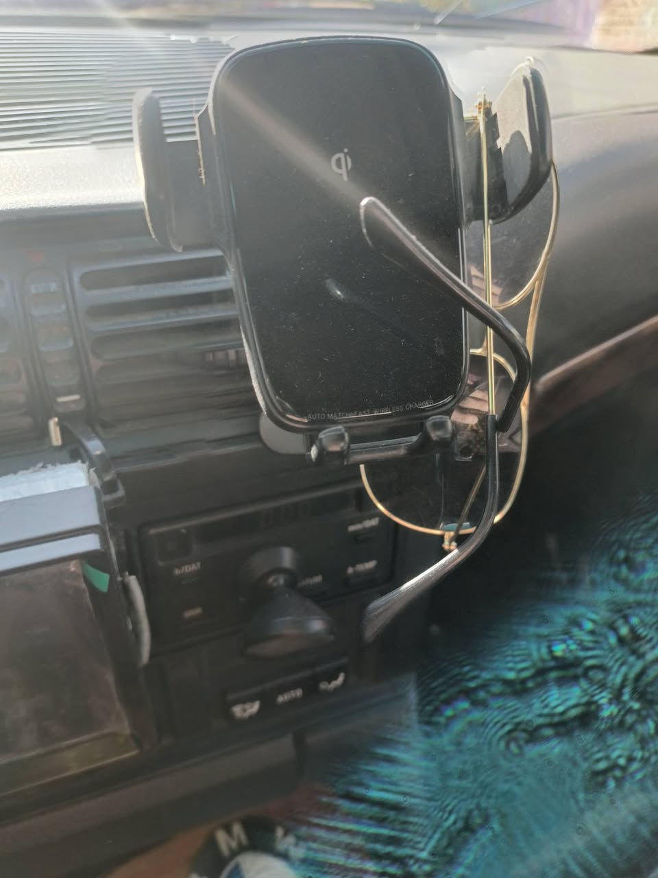 شاشه لمس اصلي جديدة بعدها لمس سريع نضام اندرويد رموت منفذ يوسبي رام فلاش  اوكس شي راقي كلش جوكر تصير مكان المسجل مال السياره لكل السيارات ترهم فدشي يخبل راقي 
سماعات اصليات بيضويات كبار صوت دمام قوي كلش عدد ثنين 2 
ستاند موبايل اصلي ماركه يشحن موبايل وثبت الموبايل وتماتيك وشحن تابسي اصلي 
نفاضه اصليه بيها ضوه ازرق داخلها 
مرايه وبيها شاشه مال كامره خلفيه وكامره خلفيه كامله جيب وشد هيه وفيشها ويارتها كامله 
الغراض شلع كلهن ب 60 الف بلاش بدون وعمله تره السعر بلاش والله بالعافيه على اليخاذهن بس مستعجل مكاني بغداد الحسينيه بالبداية قريب على الشارع الشراي يجي خاص او يتصل هذا رقمي ***********
