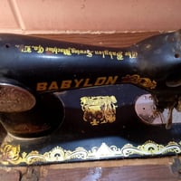 مكينه خياطه مستخدمة نوعيه ام التاج بابلون  سعرة ٧٥ الف للاستفسار ٠٧٨٠٩...