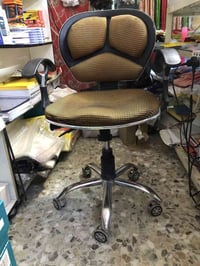 كرسي حلاقة • يصعد وينزل • نضيف