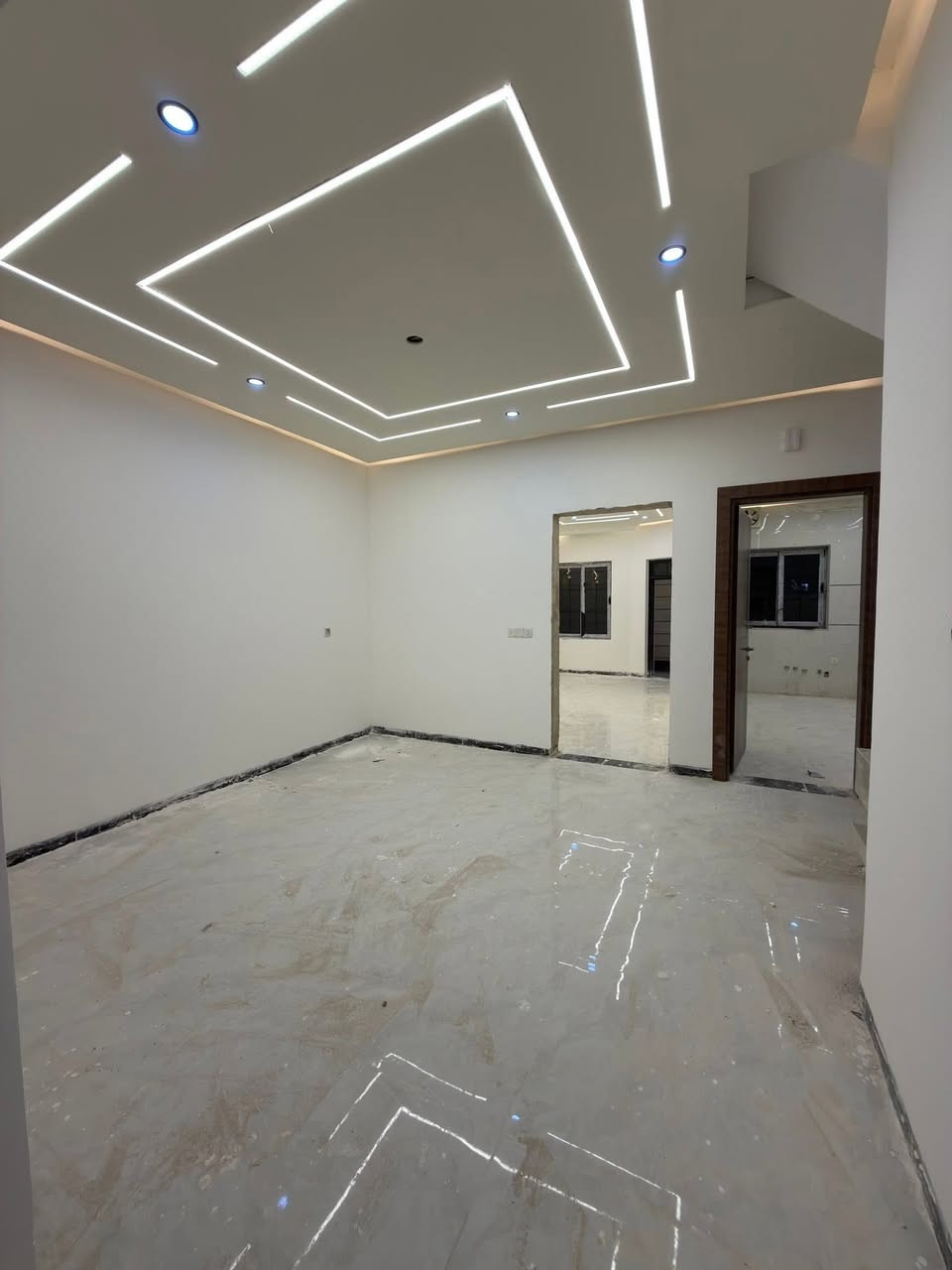 السلام عليكم
بسم الله الرحمن الرحيم 

🏡 للبيع دار  تكريت / الديوم (منطقة التصنيع)

✨ فرصة مميزة للسكن الراقي وبمواصفات حديثة ✨

📐 المساحة: 150 م² لكل دار

📏 الواجهة: 7.5 م

📏 النزال: 20 م

🛣️ عرض الشارع: 15 م

🏠 تفاصيل الدار:

* 4 غرف نوم 🛌

* صالة استقبال

* مطبخ

* 3 مجاميع صحية 🚿

🧱 المواصفات والتشطيبات:

* واجهة حجر حلان أخضر درجة أولى

* أرضيات بورسلين هندي فاخر

* أبواب خارجية قاصة

* أبواب داخلية تركي

* شبابيك ألمنيوم

* بناء متكامل (فول الفول)

📍 موقع مميز وقريب من الخدمات

📞 للاستفسار: ***********
