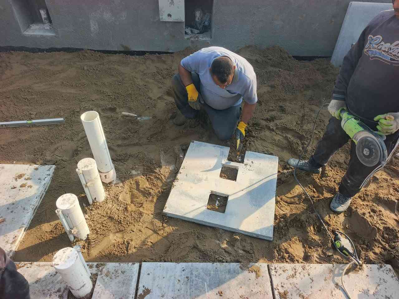 تطبيك شتايكر كرستة وعمل فلين او بدون فلين
1 تنضيف
2فلانكوت إماراتي 
3 زفت
4 زميج
5 تطبيك الأشتايكر
6 فلين ابيض عراقي ٣ سم
7 فلين ابيض عراقي ٥ سم
8فوم الاازرك ٣ سم
9فوم الاازرك ٥ سم
10 نايلون
قلع واعادة ماستك واعادة السطوح القديمه 
للااستفسار اكثر الاتصال
***********
***********
