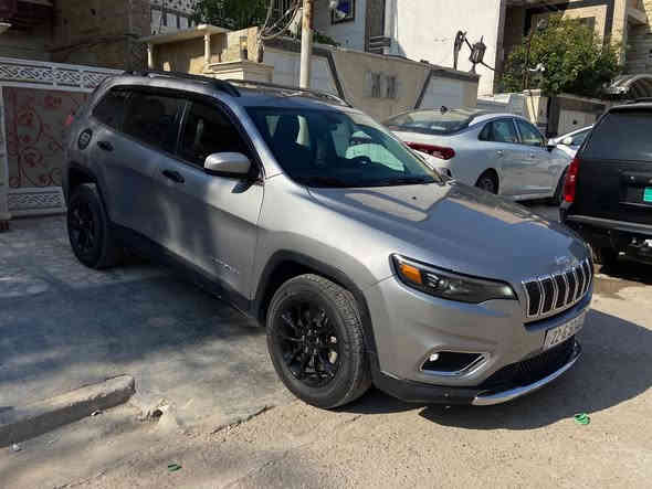 السلام عليكم 
جيب بزون موديل 2019 
محرك 4 سلندر 2400 
 مواصفات لاتتيود بلس 
فور ويل 
بصمة وتشغيل عن بعد 
هاند بريك بصمة 
مقاعد جلد 
شاشة وسط 
كرسي كهرباء 
تحكم ستيرن جهتين 
كروس سرعة 
وتحكم صوت واندرويد وكار بلي 
لايت زينون مع ليد نهاري 
السيارة عليها ادامة كاملة ومتعوب عليها سيارة مابيها اي نقص صدر امامي جديد تخم تاير جديد باتري جديد نوزلات وكالة جدد دسكات جديدة .
السيارة ماشي 80 الف ميل  
رقم اربيل باسمي  
حادثها صفحة الراكب جاملغ وبابين وبدون ايرباك السيارة بدون اي ايرباك كلها سليمة حادث سطحي وصور الحادث موجودة ..بجم كبس بلادي 
السعر 152 ورقة وبي مجال  
موجودة في بغداد
هاتف : ***********
