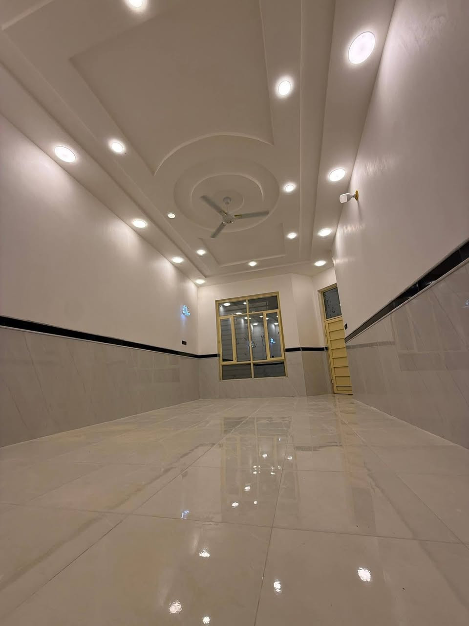 🏠   دار الــبــيـع الــغدير  🏠
قرب اسواق فطومه 
           المساحه (200)متر 20×10 
            يتكون الطابق واحد الارضي  
   غرفتين نوم وصالة+بيتونه 
              واستقبال ومطبخ ممر
وصحيات خارجية وداخلية 

  🛑للاستفسار مراسلة الصفحه او الاتصال
             (📲***********
