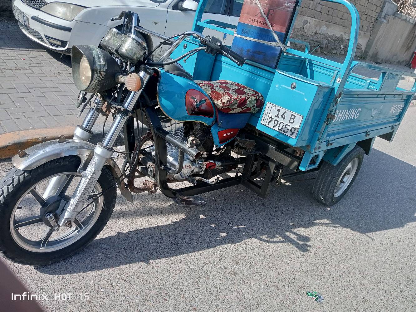 ستوتة بحالة جيدة لونها أزرق تأتي مع صندوق للنقل على ثلاث عجلات. تعمل بشكل ممتاز ومناسبة لنقل البضائع داخل المدينة. للاستفسارات الجادة فقط.