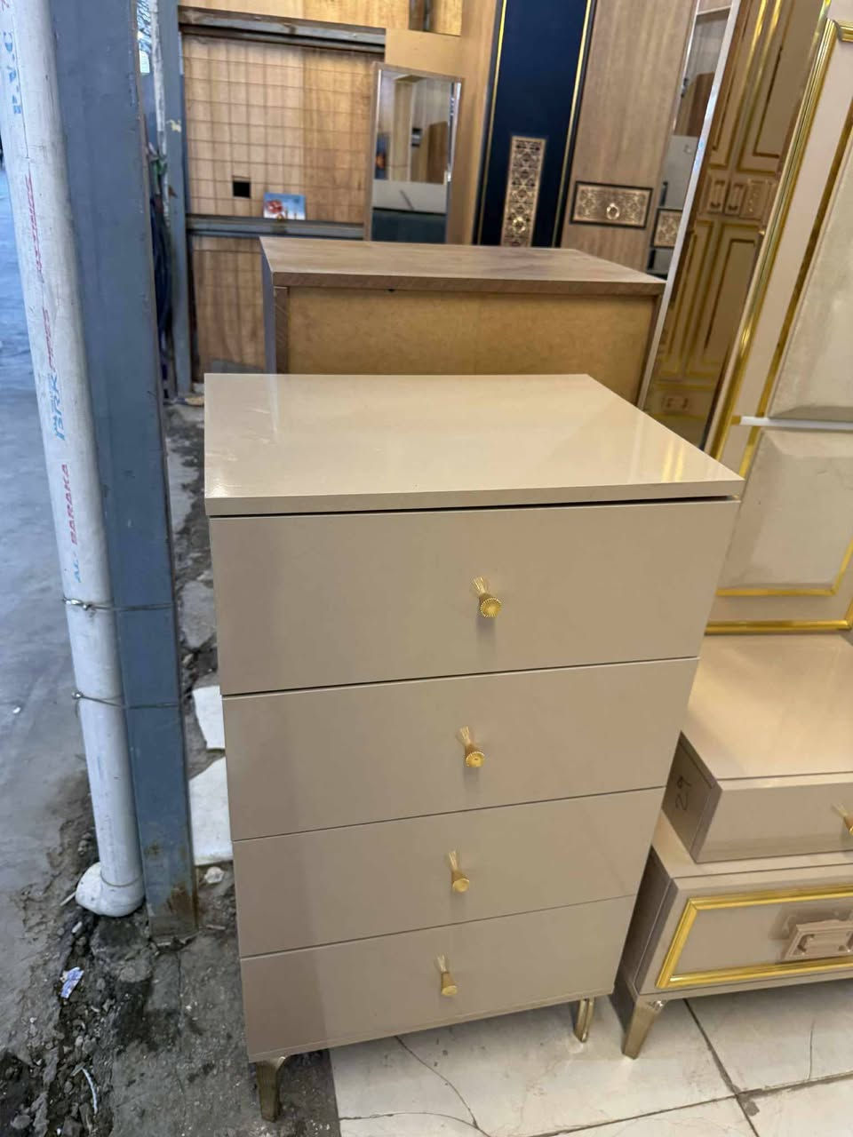 ✨ غرفة تركية  مودرن ✨
🚪 نظام أبواب 10 قطعه بروفايل فاخر
🛏️ سرير ضهر بلوك بمخزن عملي
🪞 جام برونزي أنيق
🧵 قماش وتر بروف أصلي سعره مليون و500
✨ نظافة 99💯
🚚 شد ونقل مجاني داخل بغداد
📦 توصيل للمحافظات بأسعار رمزية

📍الموقع بغداد الجديدة
📩 للاستفسار راسل خاص


**إذا كنت صاحب هذا الإعلان وتريد حذفه لأي سبب، رجاءا أرسل رسالة إلى الدعم الفني**