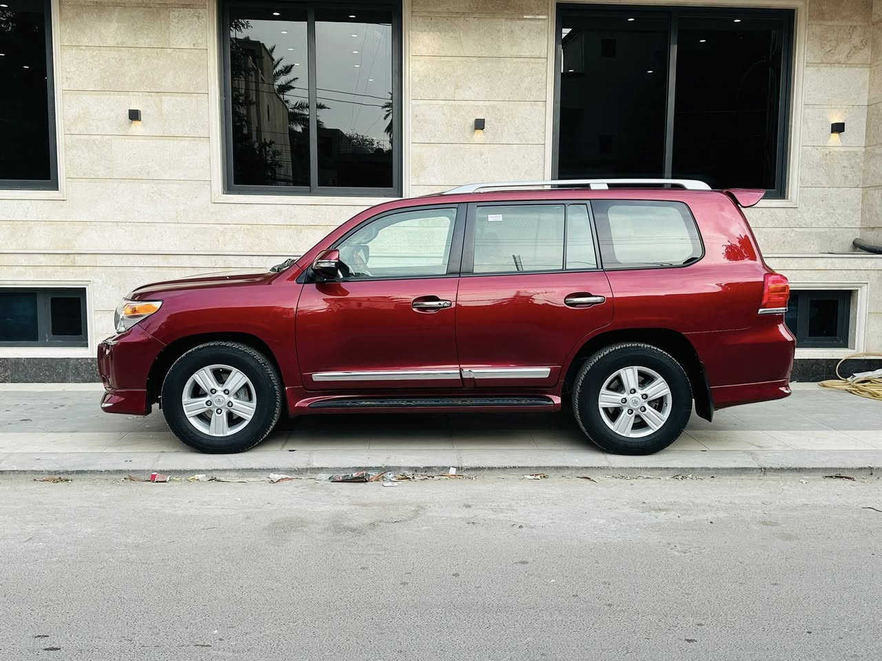 لاندكروزر
السلام عليكم اخوان 
للبيع لاندكروز 2013 بريم أربيل شرط التحويل 
السيارة جديدة بيه فقط بارد يم قبغ البانزين 
باقي السيارة كفالة عامه 
ماشية 177 الف 
سعرها 35 الف دولار 
مكاني بغداد الكرادة 
***********
