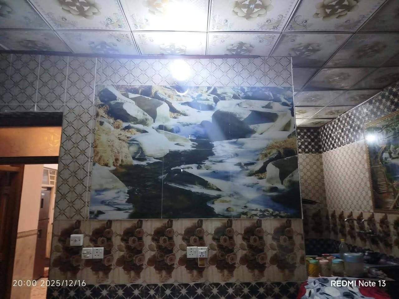 السلام عليكم بيت مساحه 200متر في ملحق الميلاد أساس سقف كونكريت مسلح اربع غرف اثنين فوك اثنين جوه  قرب شارع 30 الاول على شارع 20 البيت نظيف مثل ما موضح في الصور اي ستفسار خاص او راسلني واتساب وتدلل  
***********
