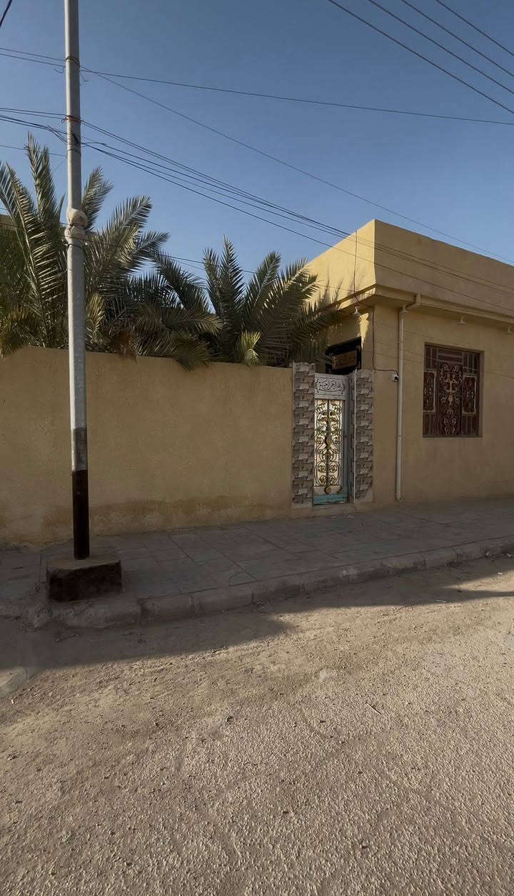 بيت طابو ملك صرف للبيع في منطقة السكك (الجربوعية) 🏡
المواصفات العامة:
 المساحة: 300 متر مربع (طابو ملك صرف).
 الأبعاد (الواجهة والنزال): الواجهة 15 متر × النزال 20 
 الموقع: موقع مميز مقابل ساحة.
 الواجهة الخارجية: يحتوي على كراج وحديقة في مقدمة البيت.
🔹 تفاصيل الطابق الأول:
 ديوانية (براني): بمساحة واسعة (الطول 10 متر × العرض 4.5 متر).
 يحتوي على 3 غرف نوم:
 غرفتين بمساحة (4 ×4 متر )
 غرفة بمساحة (5 ×4متر )
 صالة :بمساحة (5 ×4متر).
 المطبخ: نظام حديث (حار وبارد).
 الخدمات: حمامات داخلية وخارجية.
 الملحقات: ساحة خلفية مع تهوية كبيرة جداً تخدم الحمامات الخارجية.
🔹 تفاصيل الطابق الثاني والسطح:
 غرفة نوم رابعه بمساحة(5 × 4 متر).
 غرفة مخزن مستقلة موجودة بالسطح.
 السطح: يحتوي البيت على سطحين، السطح بالكامل مطبق بالشتايكر وجاهز.
السعر ١٣٠ مليون باليد +طلب ٨ مليون لدائرة السكك
لمزيد من المعلومات يرجى مراجعة مكتب المشرف للعقارات الإسكان مقابل صيدلية المستقبل موبايل حاج يحيى ***********
حاج داخل ***********
