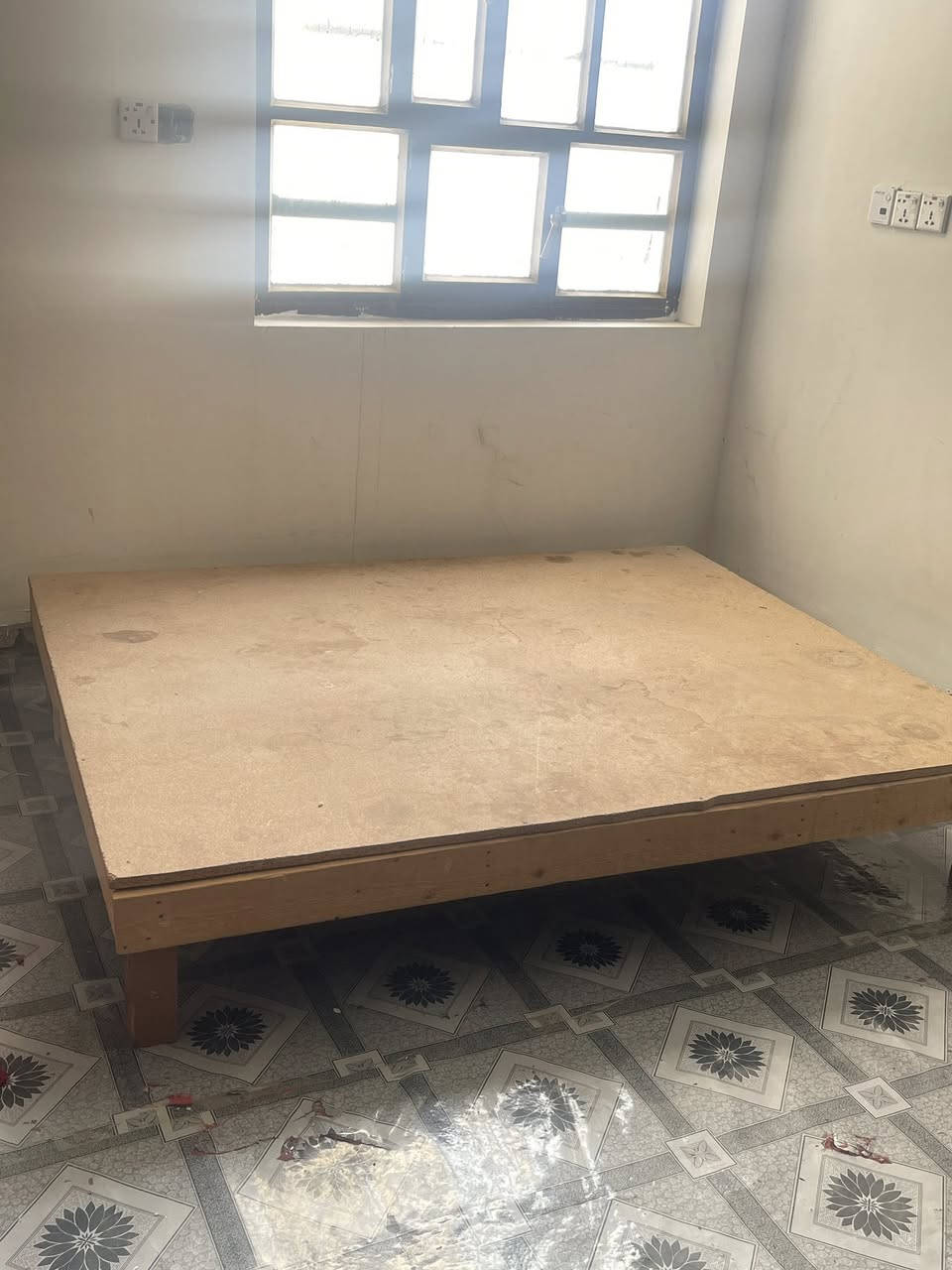 140/180
سرير نفر ونص  السعر 30،000
***********
بغداد الكمالية
