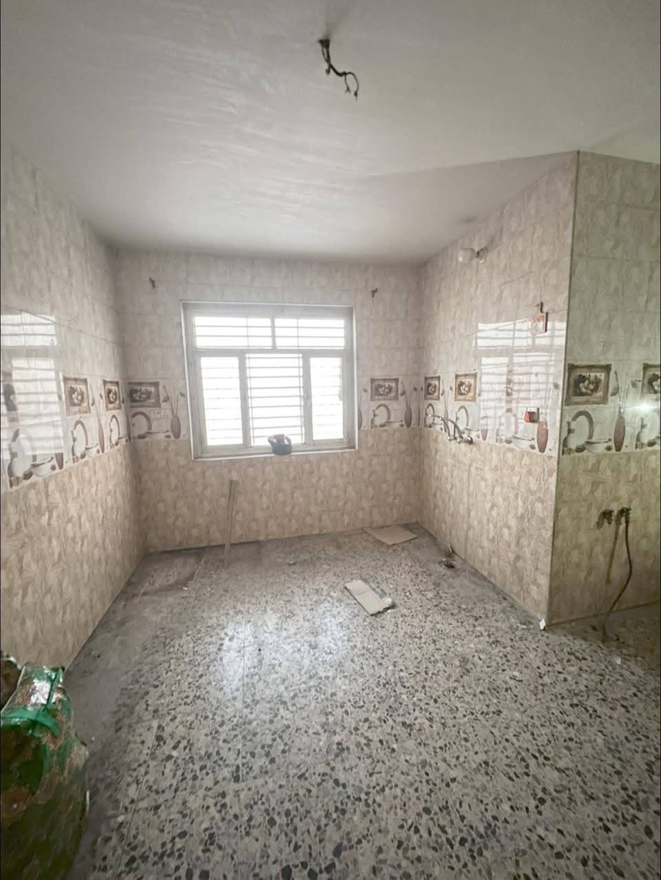 #للايجار 
شقه طابق ثاني 
تحتوي/ صاله وغرف نوم عدد ٢ ومطبخ وخدمات 
الموقع / حي التجار قرب نادي العربي 
بدل الايجار ٤٠٠ الف 
للمعلومات اكثر مراجعة مكتب العهد للعقار .
***********
