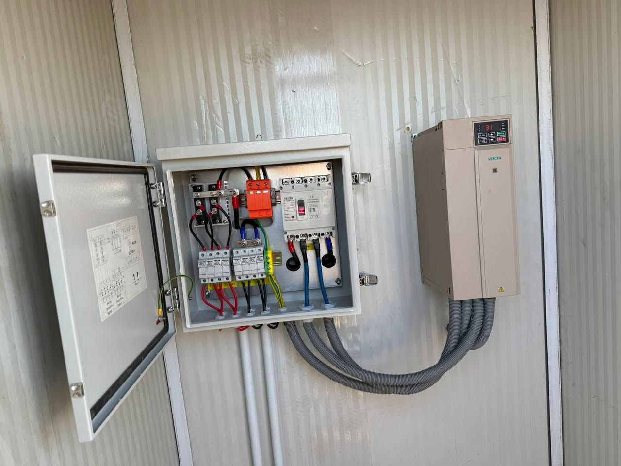 تم بحمدالله تنصيب (1)منضومة طاقة شمسية زراعي بقدرة (30) حصان
#مخمور_ابراهيم_باول

الواح لونجي 615واط عدد (60) ضمان (15) سنه

انفيرترات فيجي ضمان (5) سنوات عدد (1)

كمباينر بوكس فيجي بورد ضمان (5) سنوات عدد (1)

#توفر_نظام_البيع_بالتقسيط 

ضمان حقيقي :
- انفيرترات IP20 ضمان 4 سنوات .
- انفيرترات IP66 ضمان 10 سنوات استبدال .
- بطاريات ضمان 7 سنوات .

🔋 لماذا تختار Crown؟

منتجات عالية الجودة تشمل بطاريات الليثيوم LiFePO4 وأنفيرترات الطاقة الشمسية.
ضمان حقيقي على منتجاتنا لتوفير راحة البال.
دعم فني متكامل .
أسعار تنافسية تناسب السوق المحلي والعالمي.

📦 مع مستودعاتنا المنتشرة في دبي 🇦🇪 والعراق 🇮🇶، نحن نضمن توفر المنتجات بشكل دائم وعلى مدار العام.

🎯 اغتنم هذه الفرصة الفريدة وكن جزءاً من شبكة  Crown لتقديم حلول الطاقة الشمسية المبتكرة في العراق.

 
📢 للاستفسارات والتعاون التجاري، يمكنكم التواصل معنا عبر:
📱 كورك : ***********
📱اسيا    : ***********
📱زين     : ***********
  
📧 البريد الإلكتروني:  
Info@durablesolutions-iq.com  
  
🌐 موقعنا الإلكتروني:  
www.durablesolutions-iq.com  
  
📌 موقعنا (1)
اربيل - شارع 120م، سايدين بنصلاوة القديم، مقابل بانزينخانة باكور . 
 
📌 موقعنا (2)
الموصل - سايدين حي الوحدة - قرب بانزيخانة نينوى الشرقية .
  
#أنظمة_الطاقة_الشمسية #تدريب_متقدم #الطاقة_المستدامة #تقنية_الطاقة #الطاقة_الشمسية #حلول_الطاقة #استدامة #توفير_الطاقة #اربيل #كردستان_العراق #بطاريات        
‏#DURABLE_SOLUTIONS #Solar_panel #Solar_energy #clean_energy #Batteries #crown #genus #suness #veichi #Longi #Jinko
