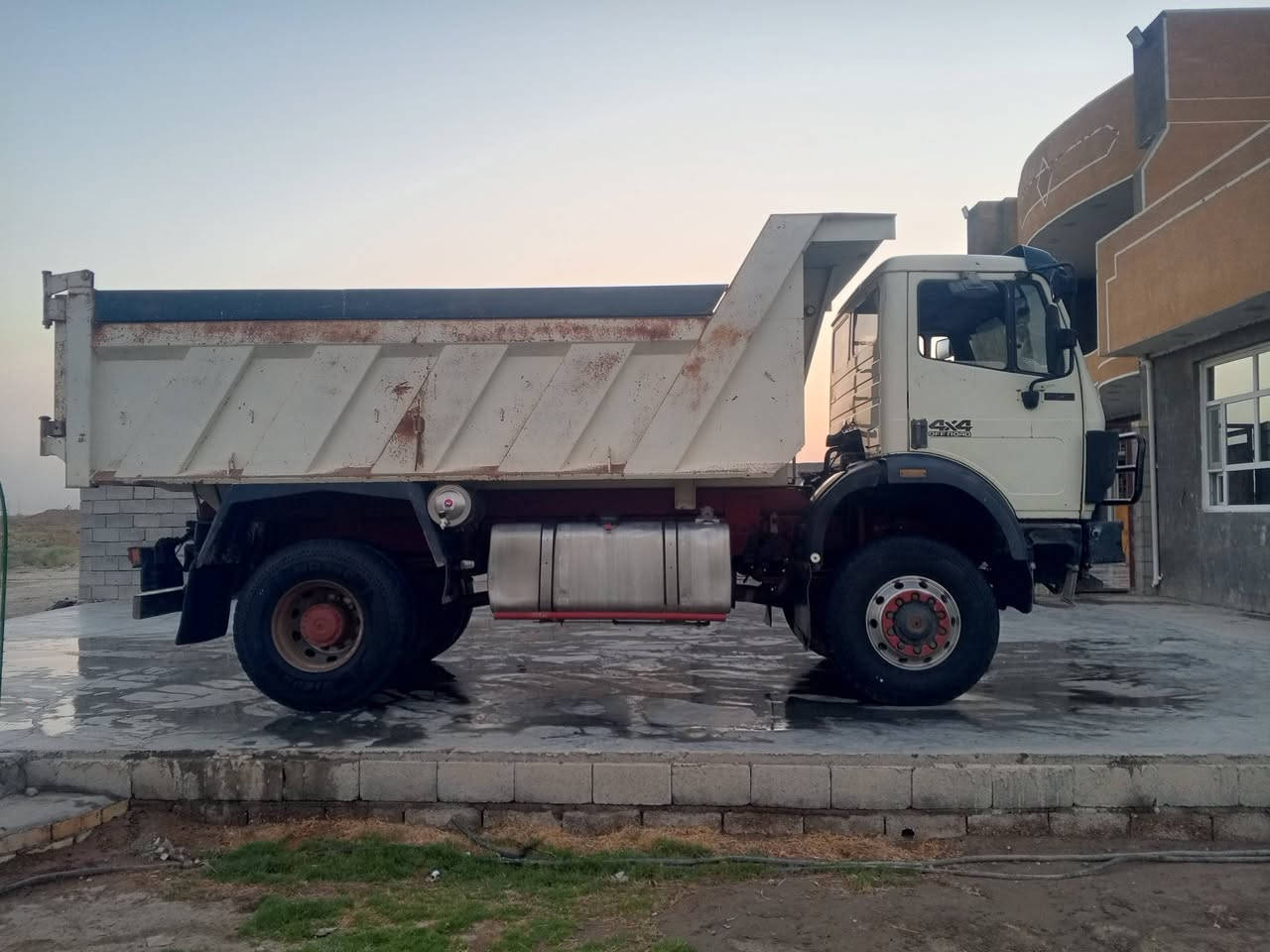 السلام عليكم البي بلاد قلاب 92 مكينه 8 كير برميل 160 *********** العنوان بغداد قرب مرور الحسينيه *********** السعر 310 وبيها مجال رقم انكليزي ديالى بسمي
