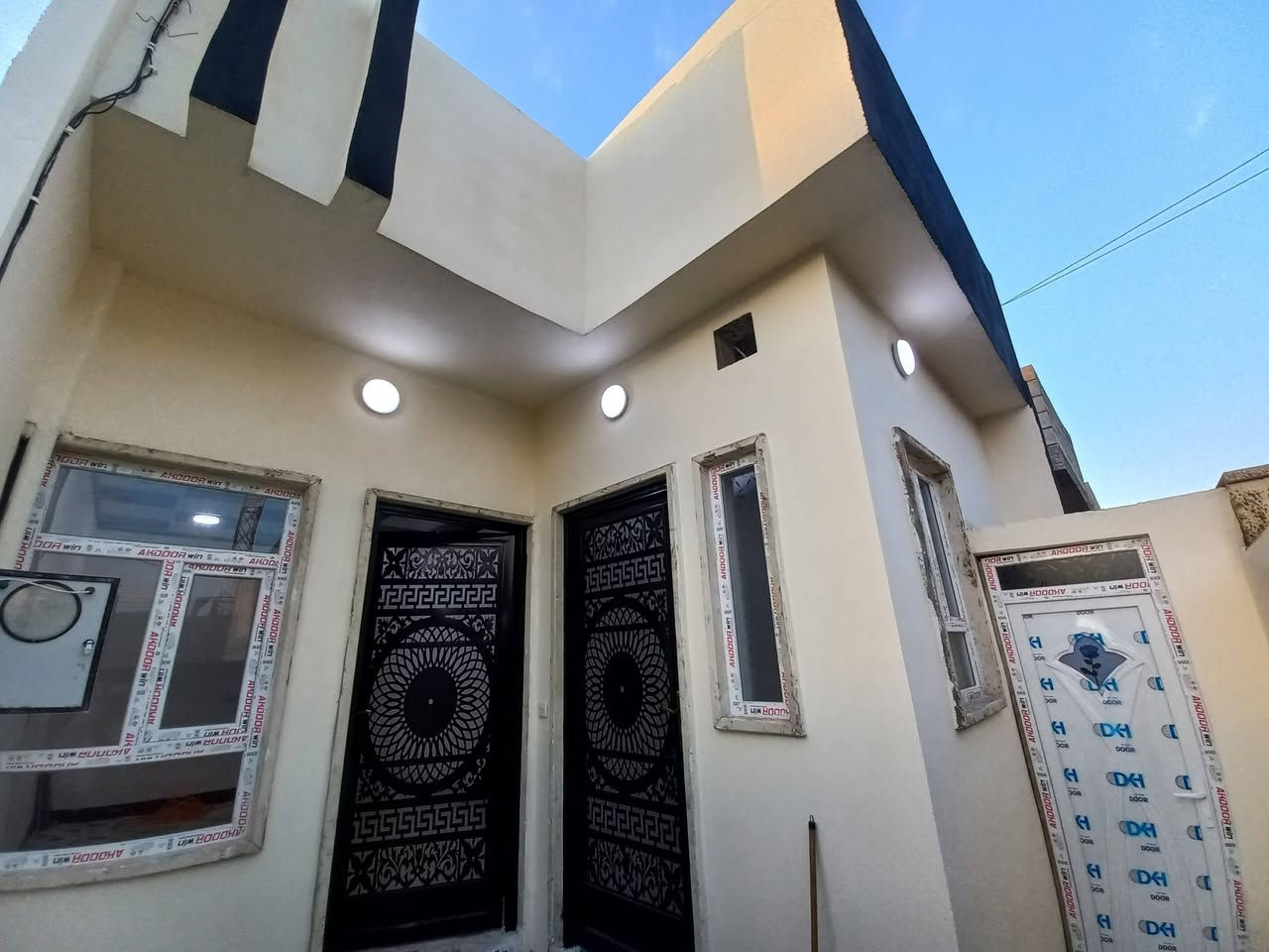 بيت للبيع العنوان القوسيات قرب المدرسه الصينيه المساحه ١٠٠متر تسليم فوري
خدمات كامل ماء كهرباء تبليط سعرمناسب جدآ الاستفسار على الرقم ***********
***********
