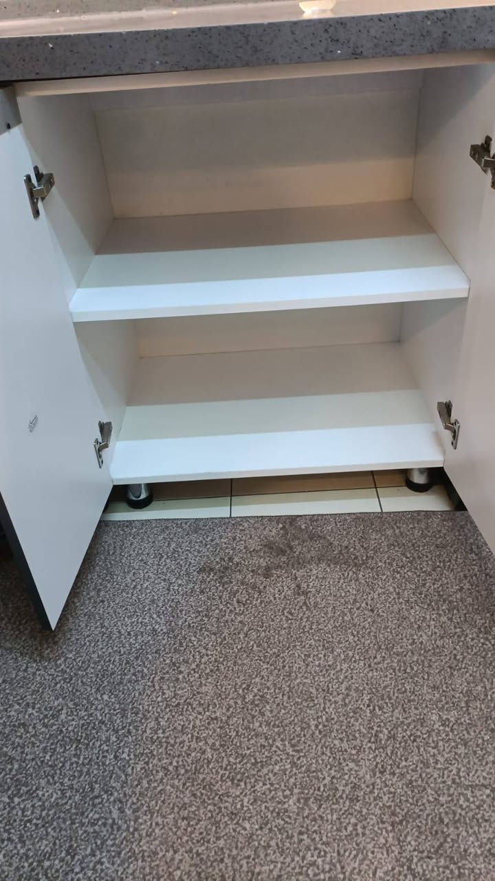 مطبخ كامل المواصفات "بكامل ملحقاته" للبيع لدواعي التغيير
لمحبي الأناقة والترتيب، كاونتر مطبخ (مستعمل بنظافة ممتازة) بتصميم عصري وألوان راقية جداً، المطبخ مو بس خشب، يجي وياه "بكج" كامل يريحك من التجهيز:

​الملحقات المتضمنة:
​طباخ بلت-إن (Built-in) بتصميم أنيق.
​فرن غاز/كهرباء متناسق مع الديكور.
​ساحبة هواء حديثة.
​غسالة صحون ماركة معروفة بحالة ممتازة.

​المميزات:
​تصميم يوفر مساحات تخزين ذكية (مثل ما موضح بالصور).
​إضاءة LED خفية تعطي جمالية للمكان.
​مرمر (كاونتر توب) متين ولون فخم.

​السعر: (قابل للتفاوض)
المكان: [بسماية]
للتواصل والاستفسار: [*********** ]
