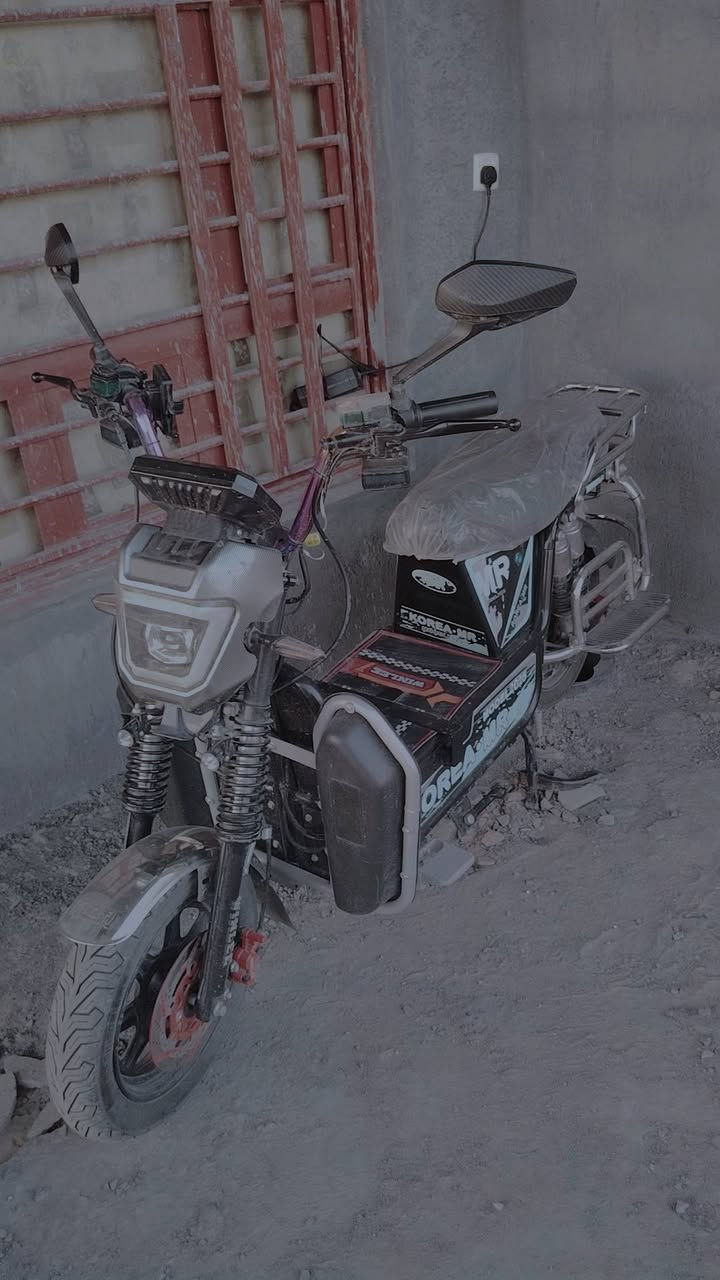 يوجد دراجه شحن نوع جبلي موديل 2025 مستخدم 4.أشهر مكفول بصمه تشغيل عن بعد +جوزه 6 بطاريات كهربائيات كلهن شغالات +سماعات بلوتوث الهاتف ***********       ألسعر 600
