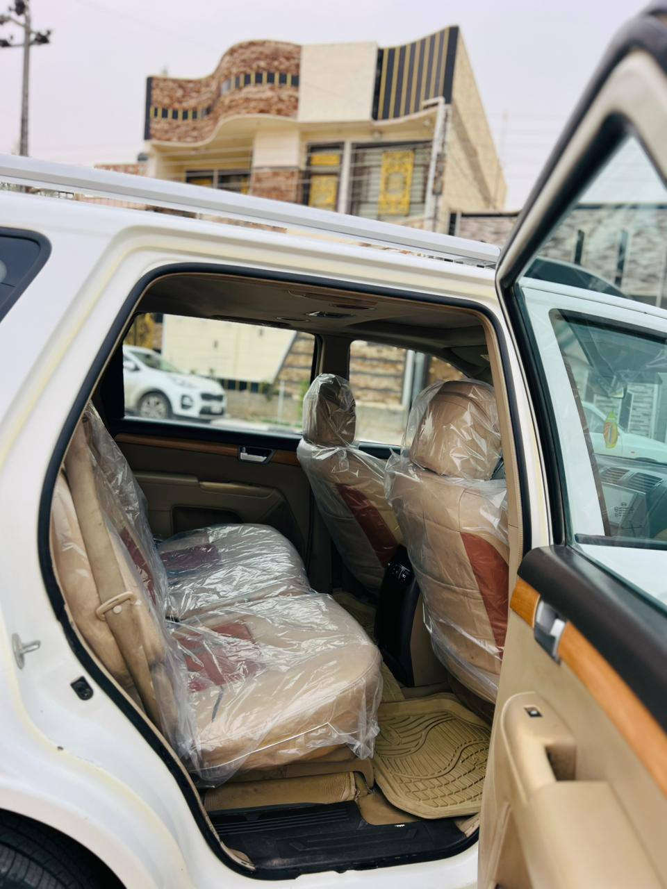 السلام عليكم للبيع كيا موهافي موديل2011 بيها حادث باب خلفي فقط صبغ باقي السياره كفاله عامه فول موصفات شاشه تحكم ستيرن سبعه راكب كشنات جلد تدفئه تبريد فتحه سقف رادار أمامي خلفيه ثلاث قطع تبريد سياره جديده وجاهزه كير محرك حداديه تخم تاير تبريد تدفئه رقم كربلاء إنكليزي سنويه لل2029 السعر133قابل للتفاوض 
رقم صاحب السياره***********
مكان السياره كربلاء المقدسه 
مكلف بلنشر
