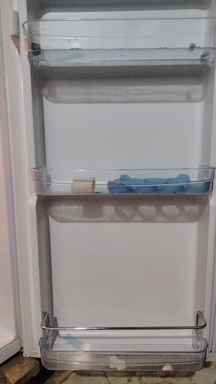 للبيع ثلاجه تجميد فول ب100 وبيها مجال بسيط اتصل وتدلل ***********
