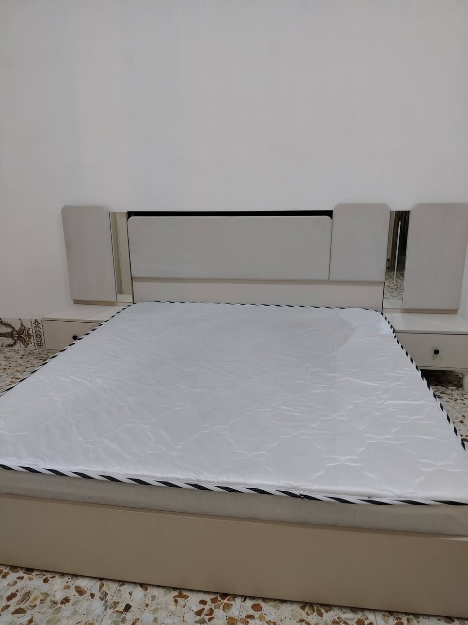 غرفة تركيةLED خمس قطع للبيع   600استخدام شهر واحد
للاستفسار وتساب ***********

