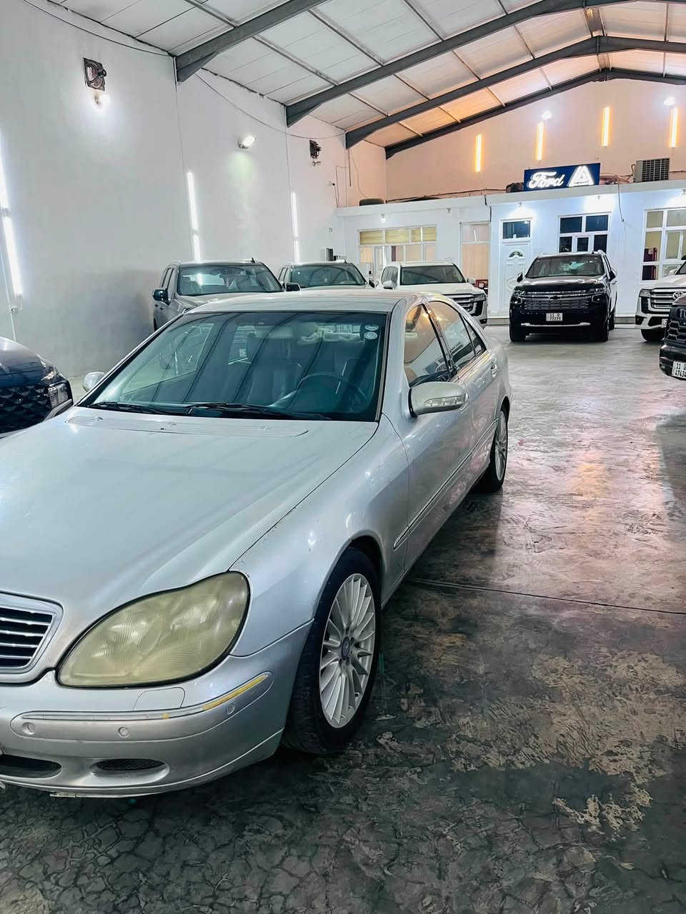 للبيع مارسيدس نوع غواصة موديل 2000 
فئة S320 
الوحش الالماني 🇮🇲
لون صلفر 
رقم اربيل الدولي 
سيارة بلادية من كلشي 
مكفولة كفالة عامة كير و مكينة واحد ع واحد 
معروفة مواصفات الغواصة 
المعرف لا يعرف 
بيها قطعة صبغ الجامرلغ الايسر الخلفي داخل الصور 
عنوانها ديالى بعقوبة 
اي استفسار ***********
