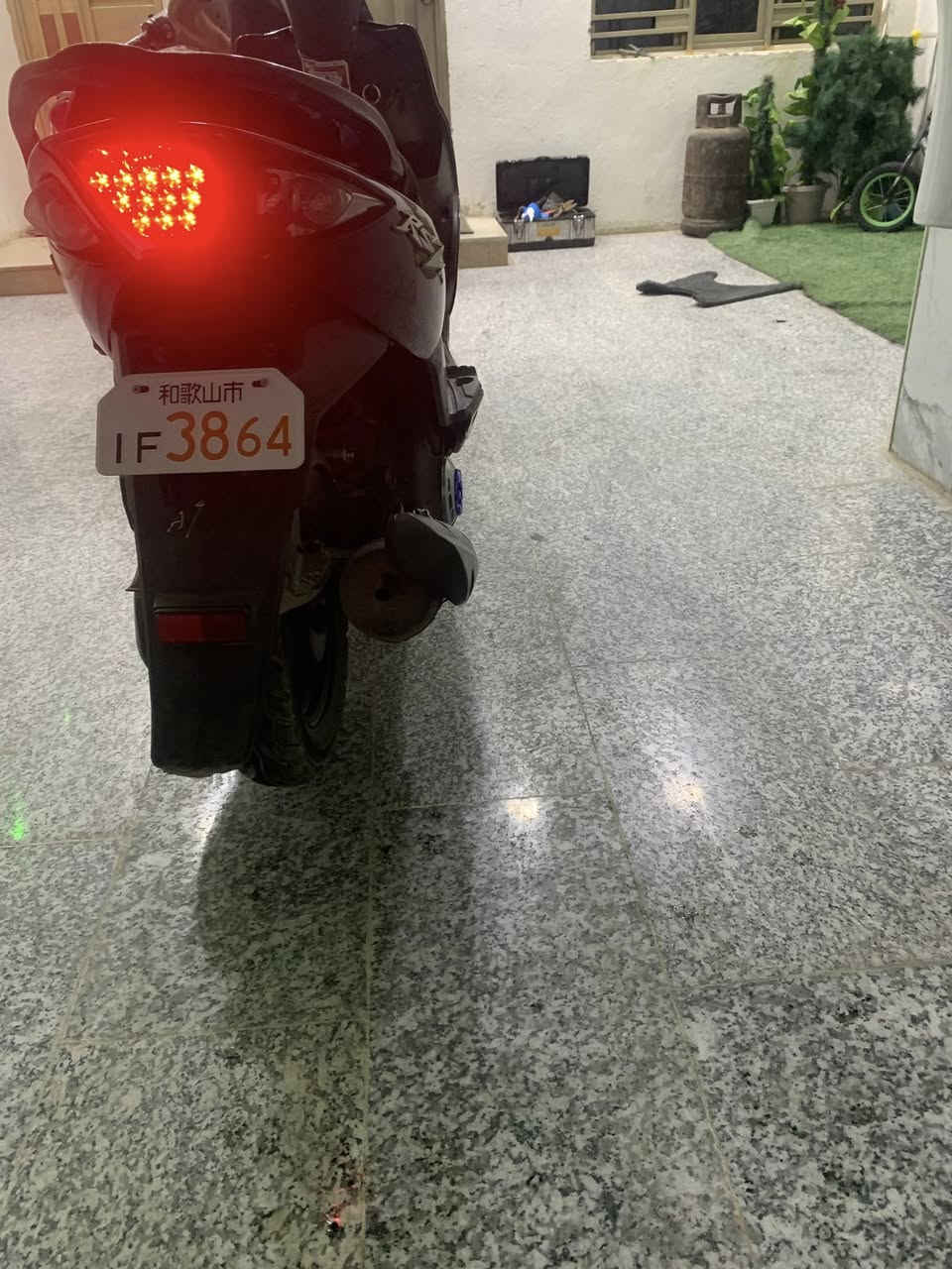 السلام عليكم 
ماكس مضلع حديث نوزل شاشه إلكتروني مكينه وكفر بلادي السعر ٧٠٠ وبيها مجال ***********
